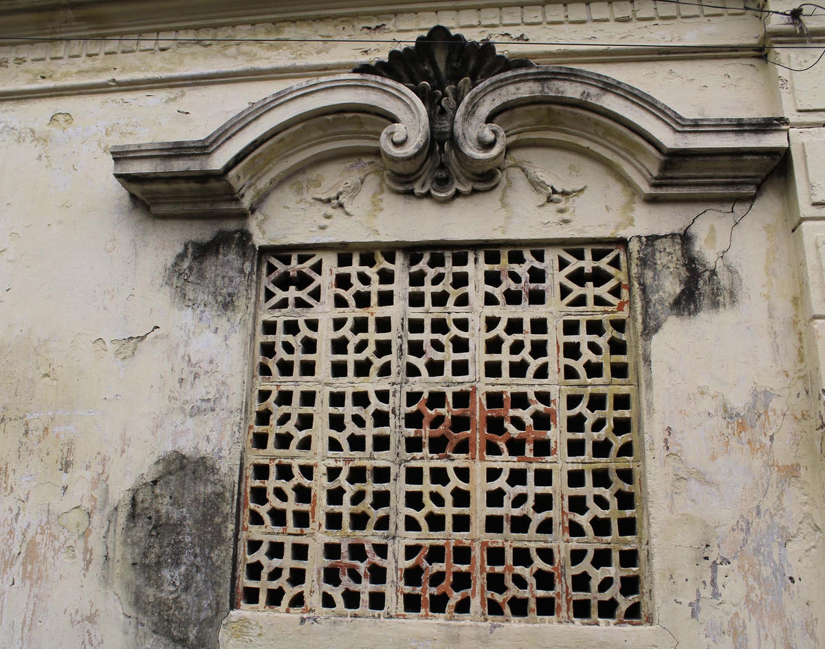 Những ô cửa với hoa văn đẹp ở làng cổ Cự Đà ngày một mất dần.  