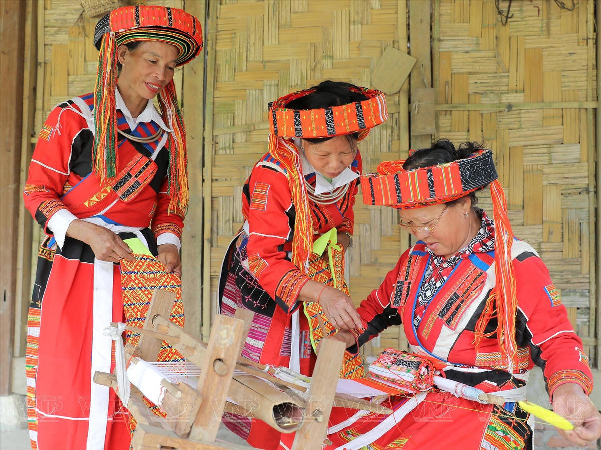 Phụ nữ Pà Thẻn bên khung cửi. Ảnh: Trần Thanh Giang.