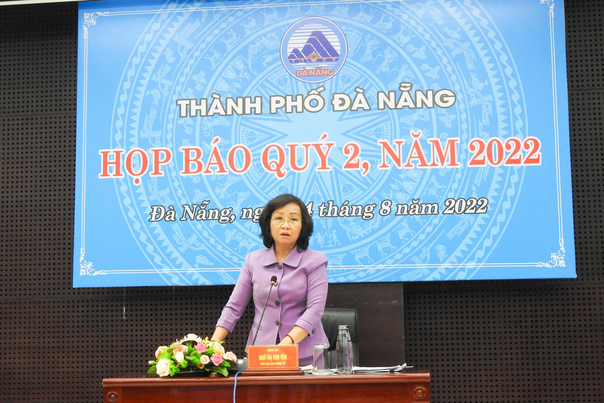 Phó Chủ tịch UBND TP Đà Nẵng Ngô Thị Kim Yến chủ trì buổi họp báo. Ảnh Thanh Tùng.