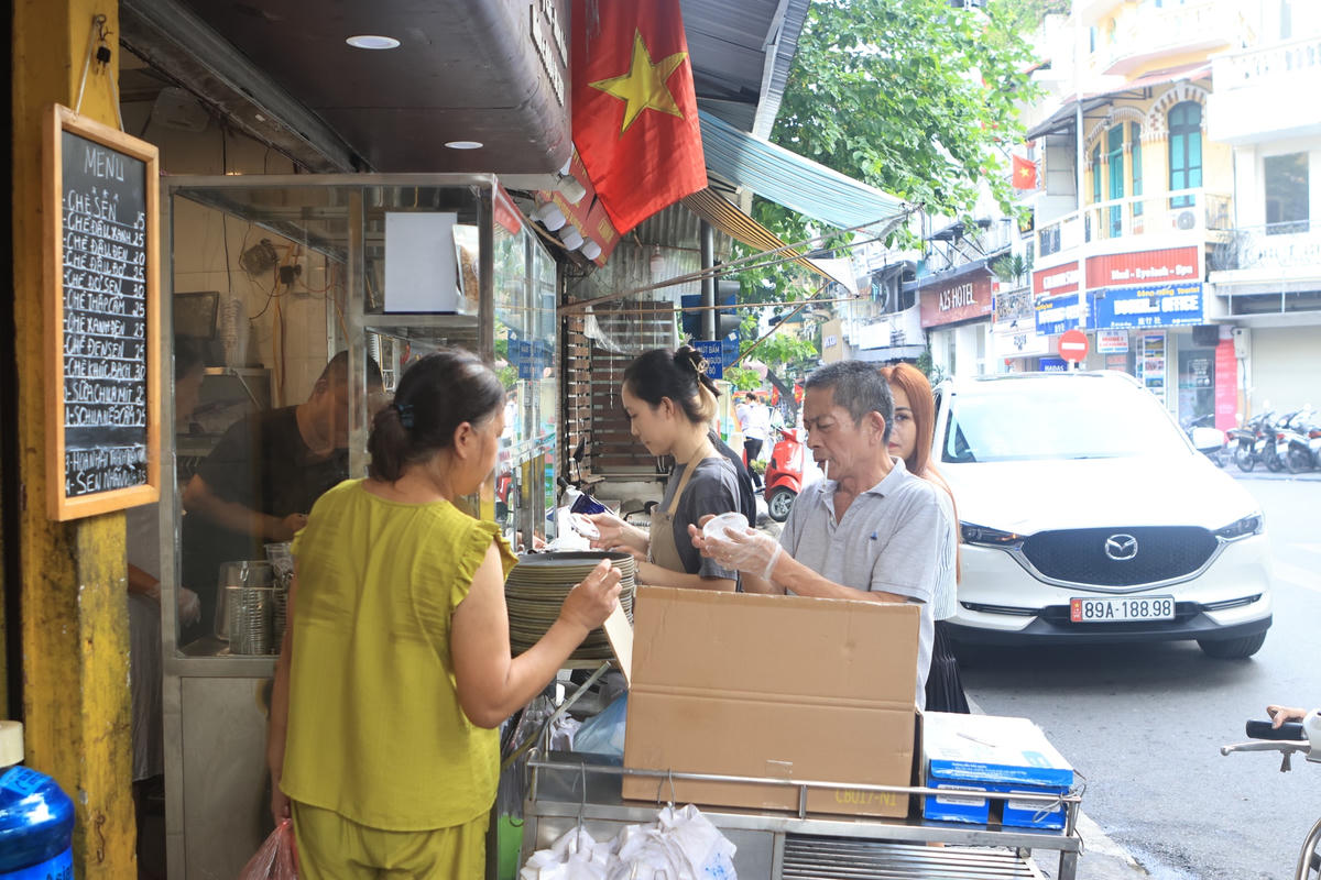 Một cửa hàng bán chè đậu đỏ online, đang đóng hộp gửi đi cho khách.