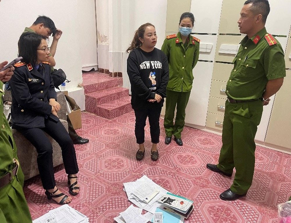 Lực lượng chức năng tiến hành khám xét chỗ ở của Võ Thị Hồng Phúc. (Nguồn: Báo Lâm Đồng).