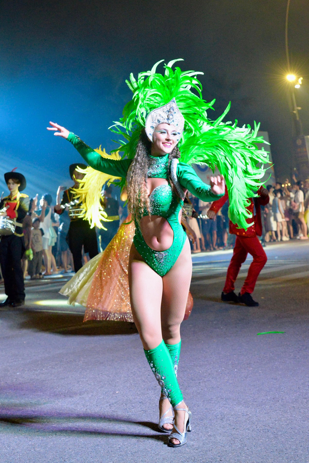 Vũ công nước ngoài cháy hết mình với các vũ điệu Samba náo nhiệt, đưa du khách đến với những trải nghiệm thú vị, hấp dẫn, mới mẻ.