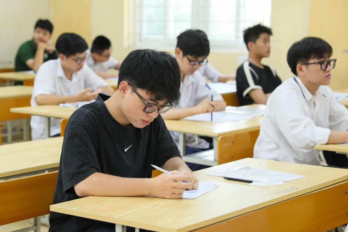 Thí sinh làm bài thi môn Ngữ văn. Ảnh: Quang Vinh