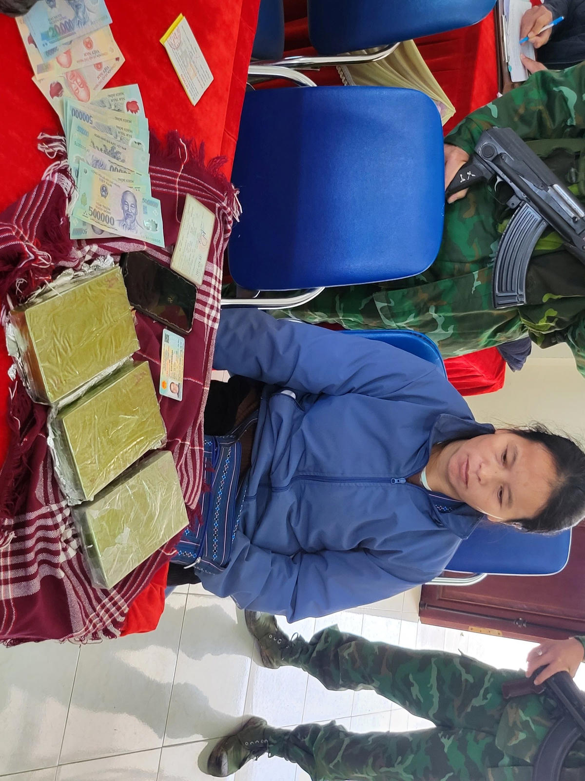 doi-tuong-sung-thi-chu-cung-3-banh-ma-tuy-bi-bo-doi-bien-phong-bat-giu.jpg