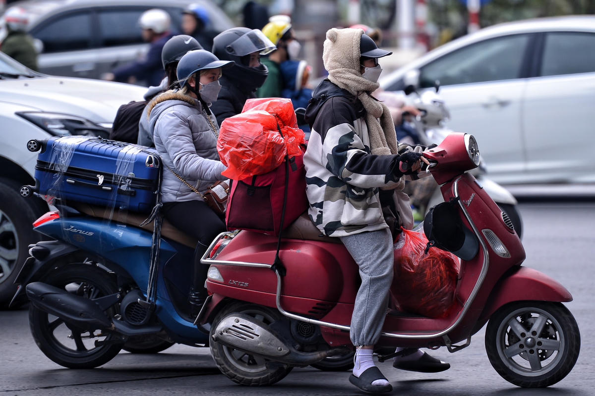Nhiều người dân lỉnh kỉnh đồ đạc trở lại thành phố sau kỳ nghỉ lễ kéo dài.