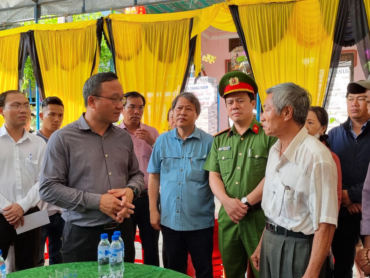 Ông Khuất Việt Hùng thăm hỏi, động viên gia đình nạn nhân trong vụ TNGT.