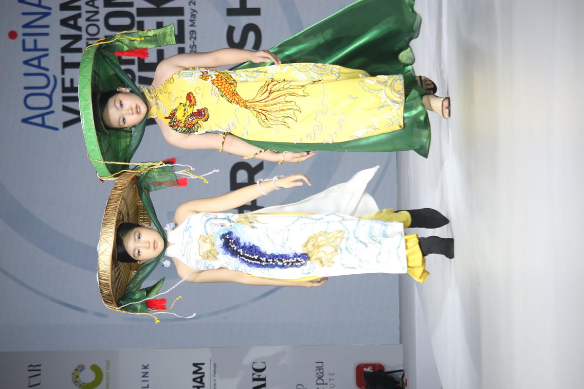 Các mẫu nhí trong bộ áo dài cách tân hứa hẹn sẽ bùng nổ hơn tại VNFW 2022.