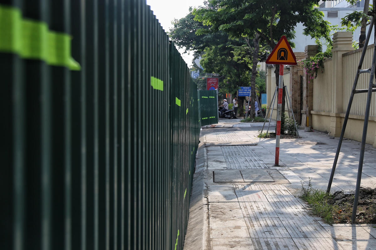 Các "lô cốt" này được dựng ngay sát vỉa hè.