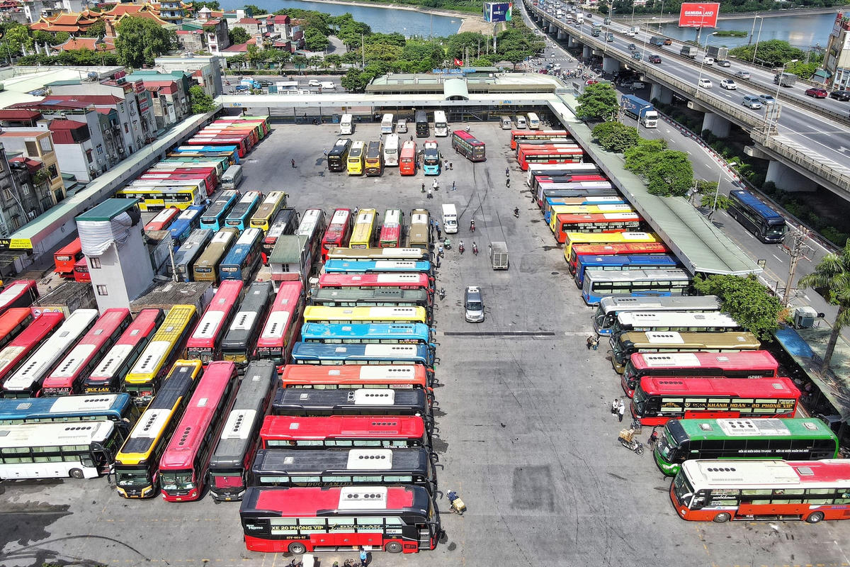 Ông Phạm Mạnh Hùng, Giám đốc Công ty CP bến xe Hà Nội cho biết, dịp nghỉ lễ này thường trùng với dịp khai trương mùa du lịch trong năm, đặc biệt đây là thời gian nghỉ kéo dài nhất từ đầu năm, nên nhu cầu đi lại của nhân dân trong kỳ nghỉ lễ này sẽ tăng mạnh, lưu lượng hành khách sẽ phân bố không đồng đều mà tập trung vào một số địa phương, đặc biệt những địa phương có điểm tham quan, du lịch.