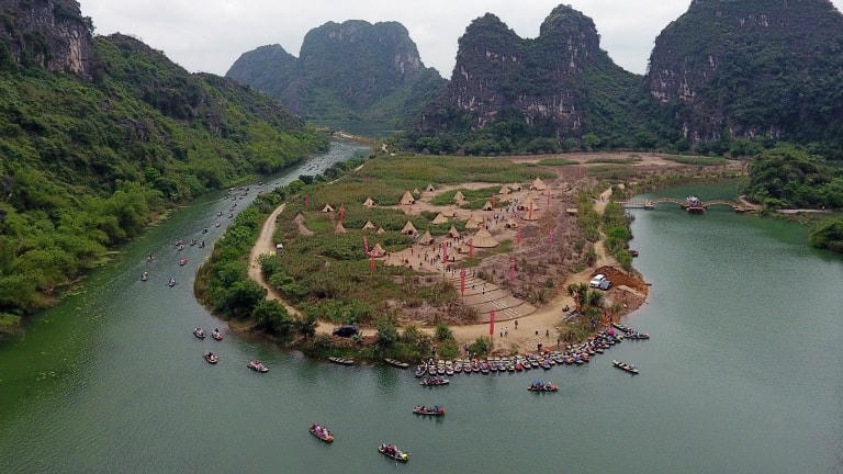 Phim trường của “Kong: Skull Island” (Kong: Đảo đầu lâu) trở thành điểm đến mới của tỉnh Ninh Bình phục vụ du khách trong và ngoài nước. Nguồn: Zing.vn.