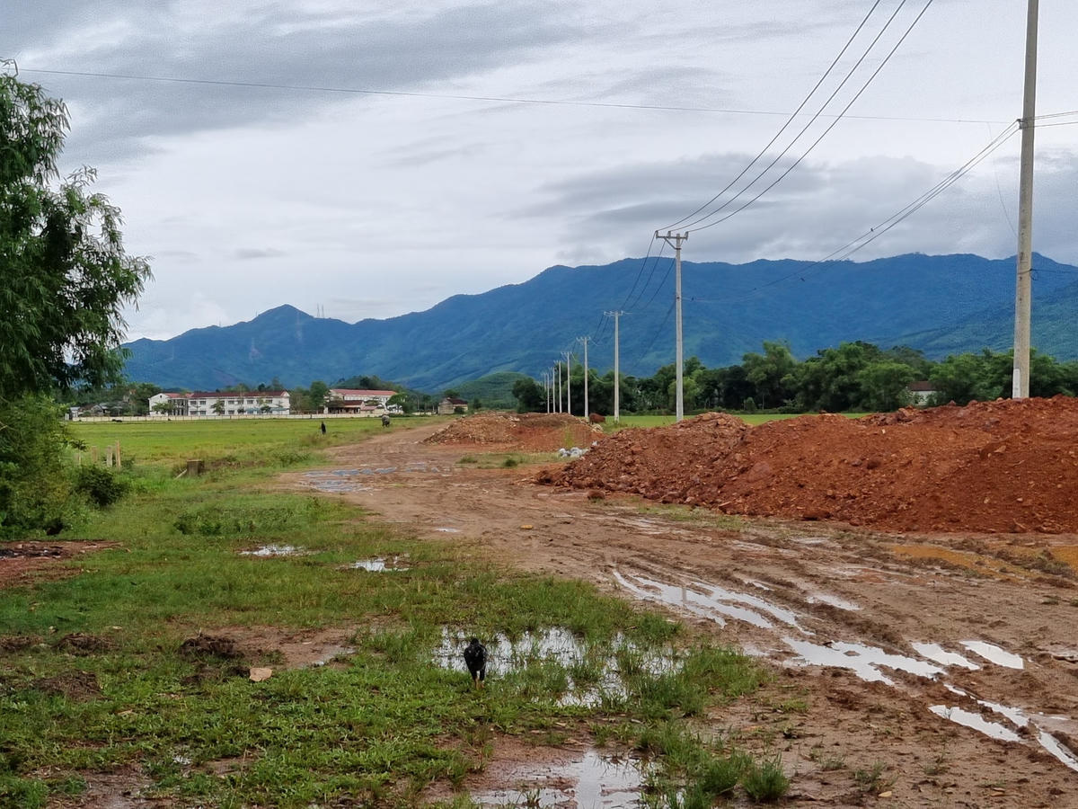 Mặt khác, đến nay công trình trên bị chậm tiến độ 450 ngày, những núi đất đá xấu xí, kém chất lượng chưa được xử lý khiến con đường trở nên nham nhở, bụi bặm vào mùa nắng, lầy lội vào mùa mưa.