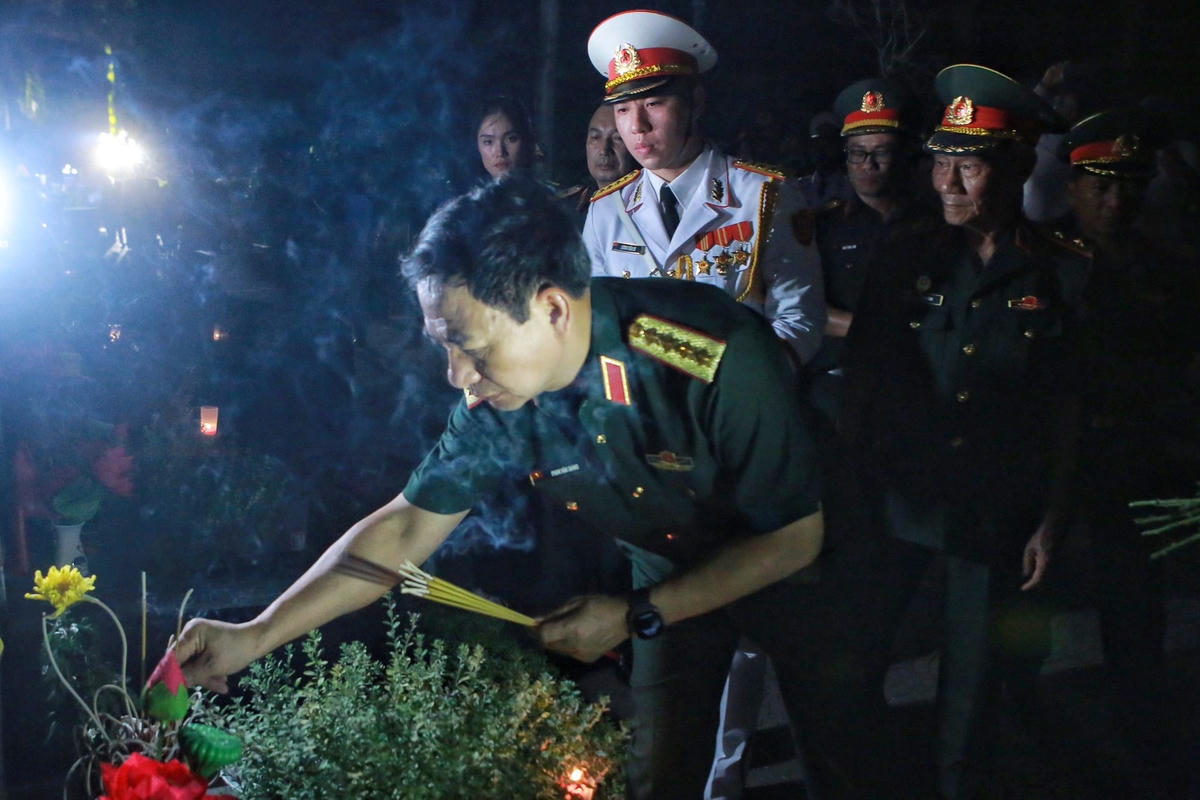 Đại tướng Phan Văn Giang dâng hương tại các phần mộ Liệt sĩ.
