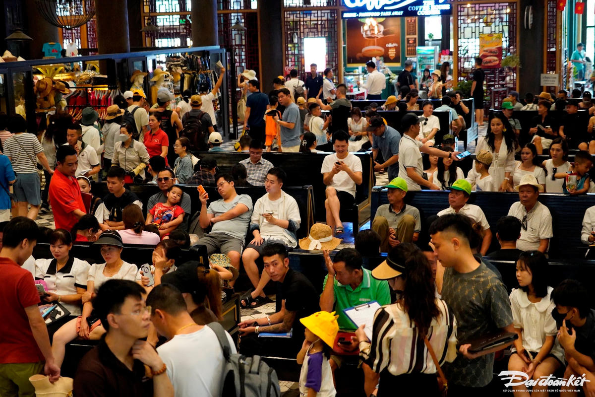 Nhiều người tỏ ra bơ phờ, mệt mỏi.