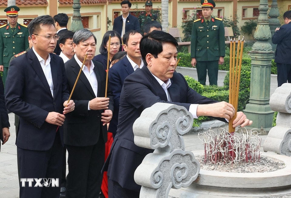 Chủ tịch nước Lương Cường và đoàn công tác dâng hương tại Nhà tưởng niệm Trung tướng Nguyễn Bình ở xóm Cả, làng Yên Phú, xã Giai Phạm, huyện Yên Mỹ, Hưng Yên. (Ảnh: Lâm Khánh/TTXVN)