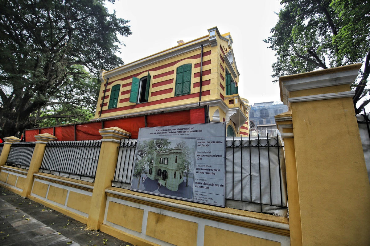 Theo UBND quận Hoàn Kiếm, trong quá trình thi công, tu bổ biệt thự, chuyên gia Pháp và chuyên gia Việt Nam đã làm công tác "khảo cổ học công trình" để tìm ra màu sắc, vật liệu và các chi tiết gốc. Trên cơ sở kết quả khảo cổ, nhóm chuyên gia đưa ra quyết định sử dụng lại các vật liệu màu sắc gốc theo như công trình được xây dựng ban đầu.