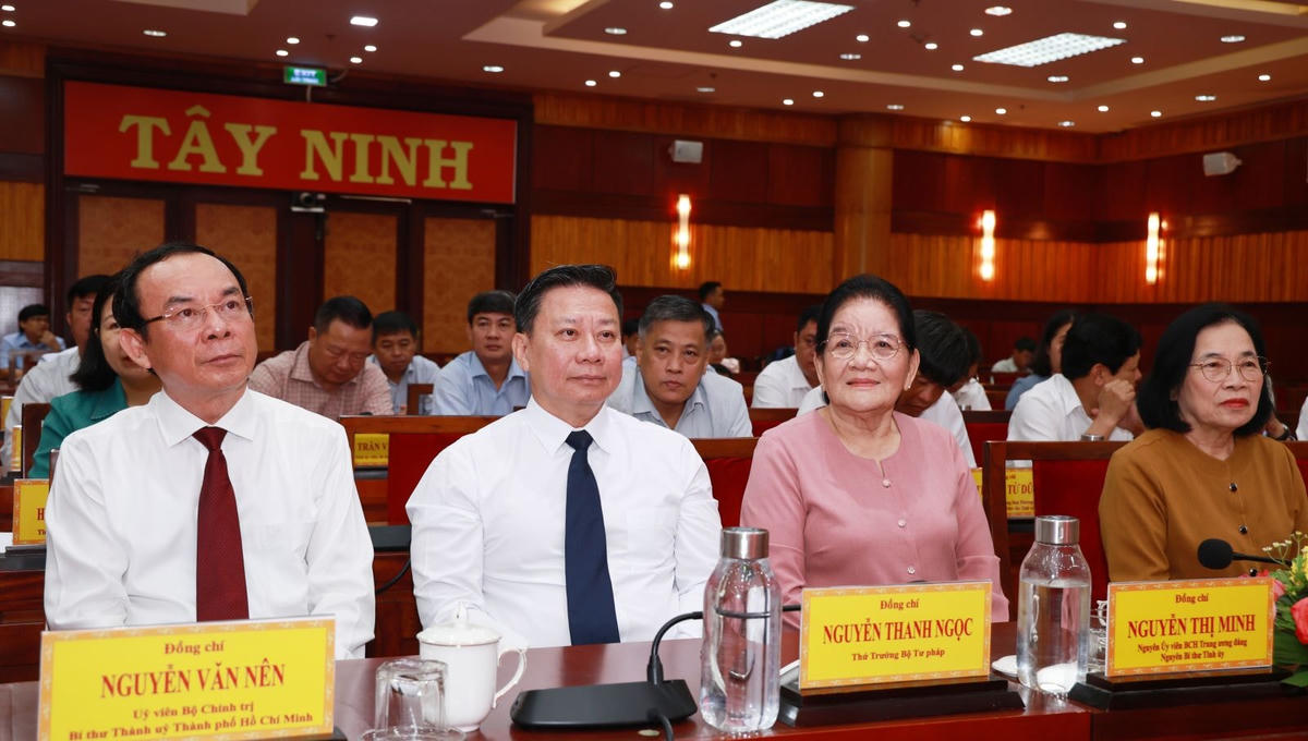 Bí thư Thành ủy TP. Hồ Chí Minh Nguyễn Văn Nên, Thứ trưởng Bộ Tư pháp Nguyễn Thanh Ngọc và các đồng chí nguyên Bí thư Tỉnh ủy Tây Ninh tham dự lễ công bố quyết định.