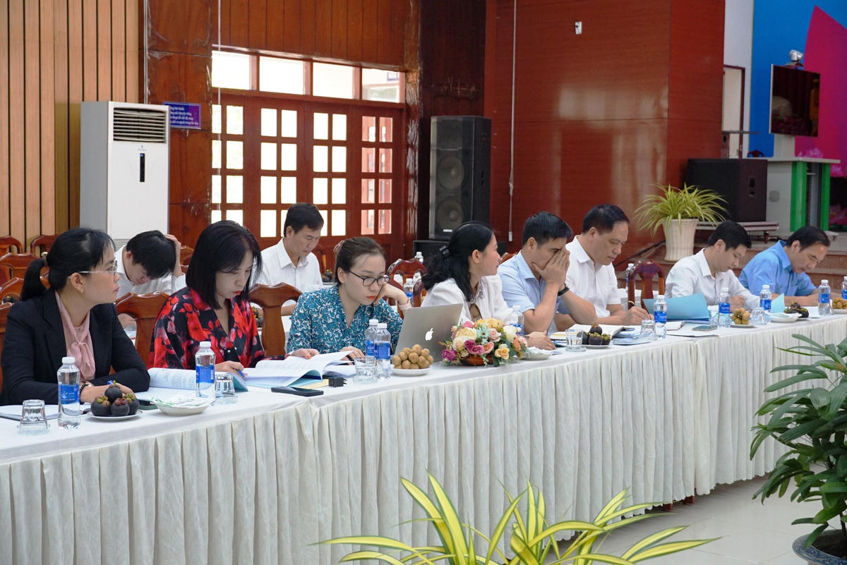 Thành viên đoàn giám sát tham gia buổi làm việc. Ảnh: Mạnh Thìn. 
