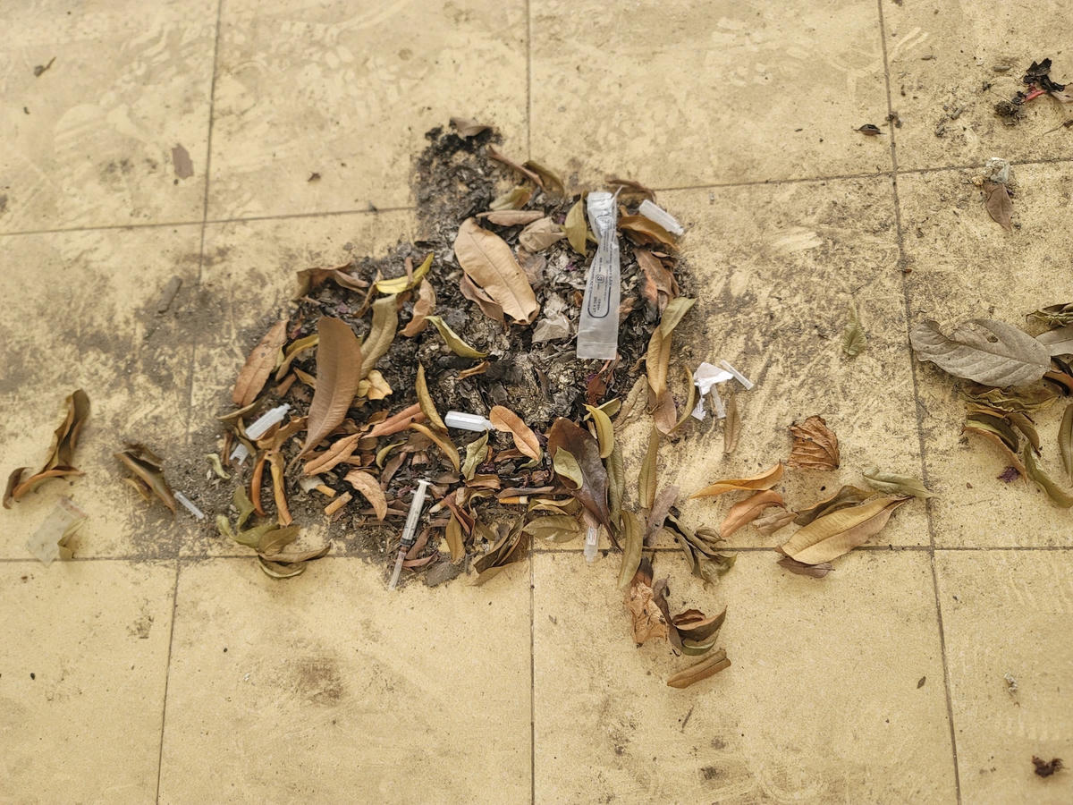 Kim tiêm vứt la liệt trong khu nhà của chợ dân sinh Tây Mỗ bỏ hoang.