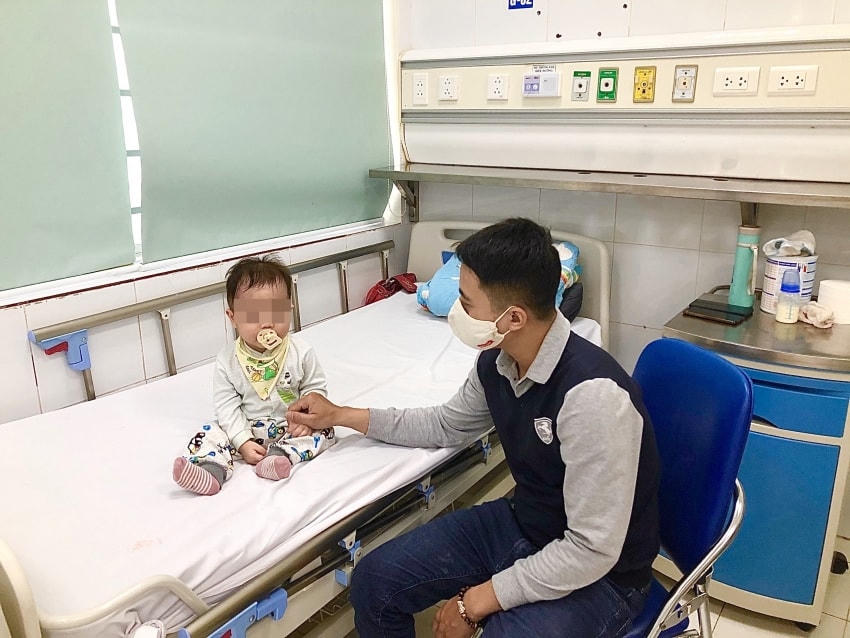 Điều trị bệnh nhi mắc cúm mùa tại Bệnh viện Nhi trung ương. Ảnh: BVCC