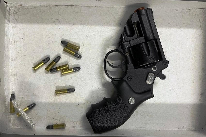 Phát hiện súng và 10 viên đạn trong kiện hàng.