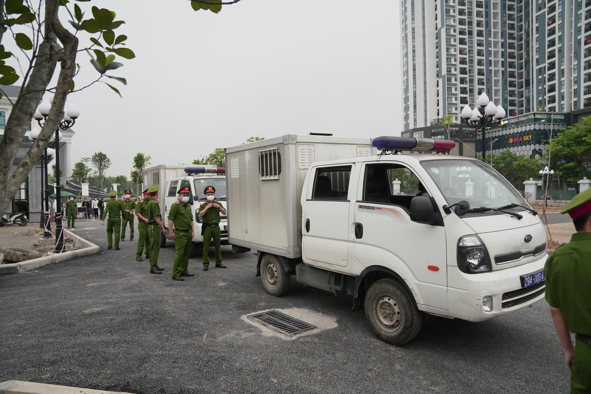 Đoàn xe đưa các bị cáo đến tòa.