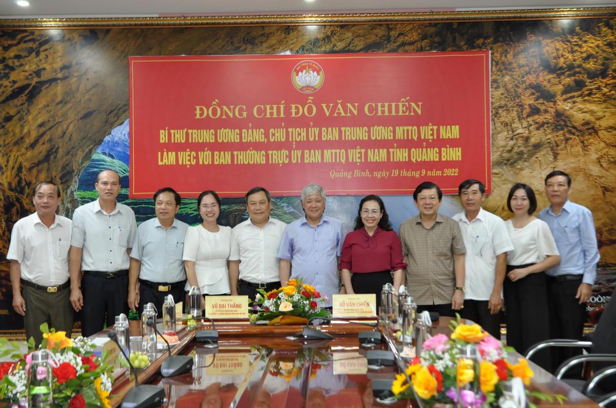 Đại biểu chụp ảnh lưu niệm sau buổi làm việc.