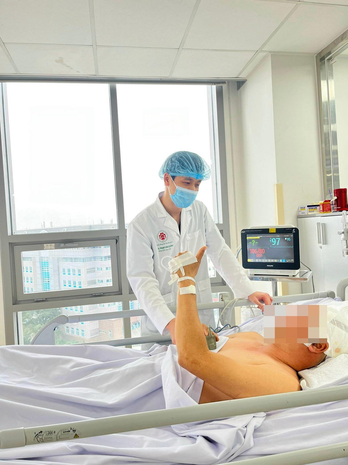 Bác sĩ thăm hỏi bệnh nhân sau can thiệp mạch não