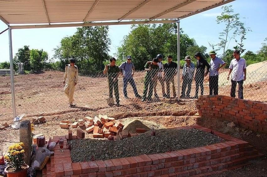 Lăng mộ bà Tài nhân - vợ vua Tự Đức được xây tạm sau khi bị đơn vị thi công san ủi. Ảnh: N.D.