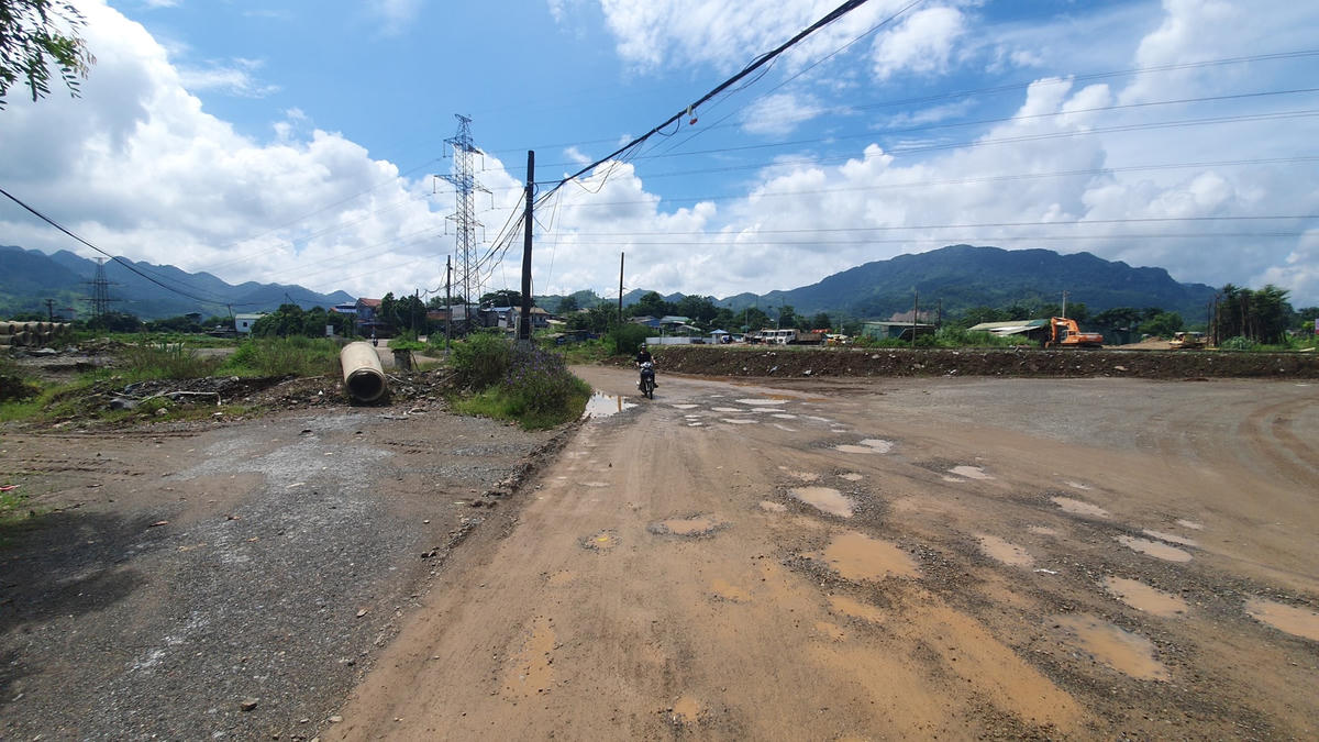 Chị Lê Thị Thảo (tổ 6, phường Thống Nhất) chia sẻ: "Ngày nào tôi cũng đi làm qua con đường này, xuống cấp đã nhiều năm nay, trời mưa đi lại rất khó khăn, nguy hiểm vì có nhiều ổ gà. Thấy dự án xây dựng đã lâu mà giờ vẫn chưa xong, rất mong dự án sớm hoàn thành, xây dựng đường xá để bà con đi lại được an toàn, thuận tiện".