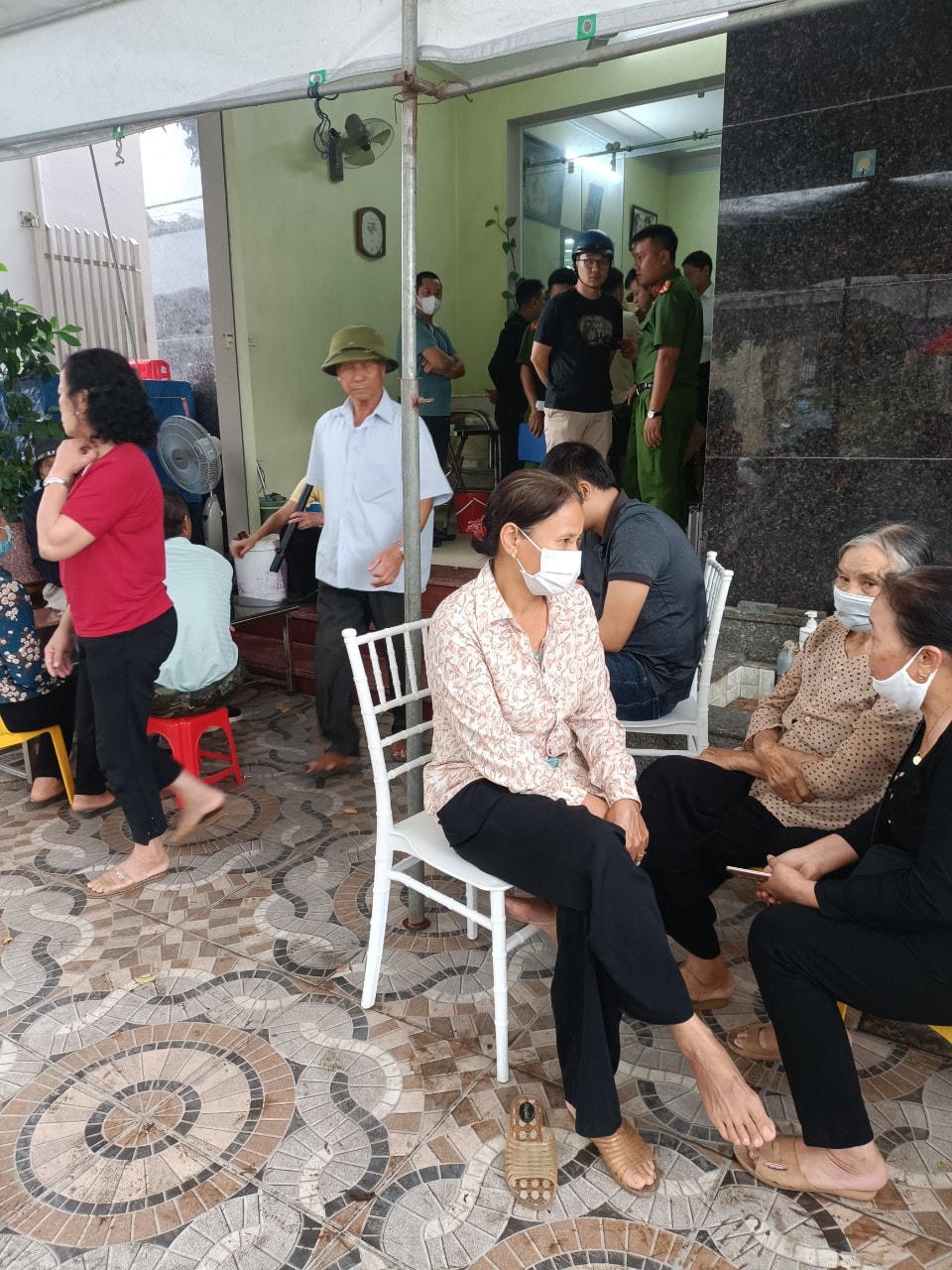 Lực lượng Công an có mặt tại hiện trường để điều tra vụ việc.