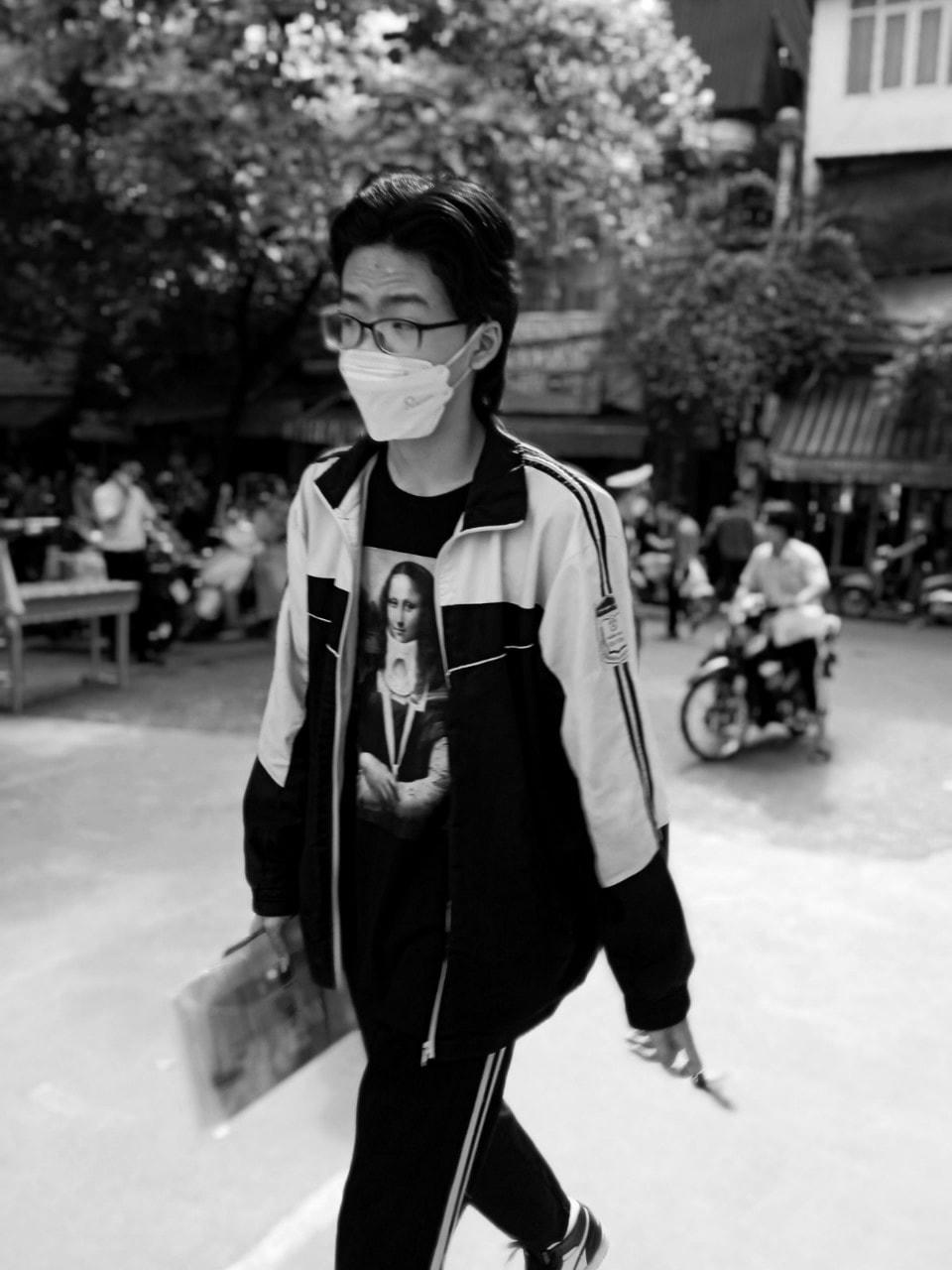 Nhiều thí sinh có mặt tại điểm thi THPT Trương Định lúc 12h30.