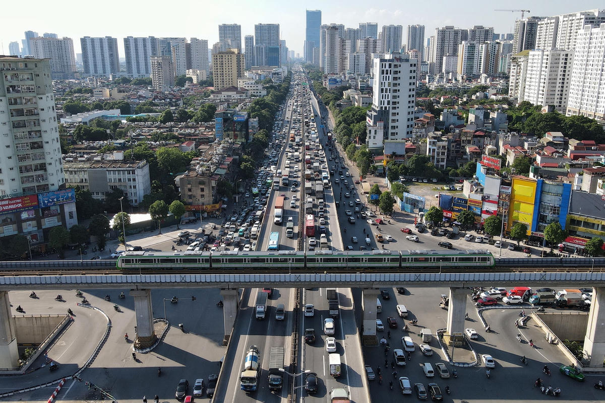 Các Đội Thanh tra GTVT chuyên ngành được yêu cầu bố trí lực lượng, phương tiện ứng trực tại trụ sở đơn vị, sẵn sàng thực hiện nhiệm vụ phối hợp phân luồng, hướng dẫn, đảm bảo trật tự ATGT khi có tình huống ùn tắc giao thông xảy ra tại 5 vị trí cầu, cửa ngõ chính dẫn vào nội đô.