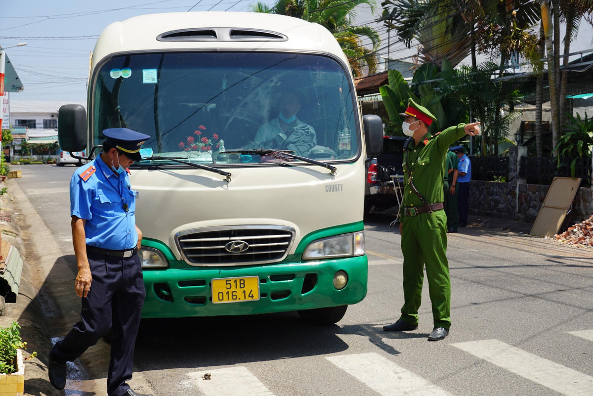 Lực lượng chức năng kiểm tra xe đưa đón học sinh của trường liên kết quốc tế Inschool. Ảnh: Mạnh Thìn.