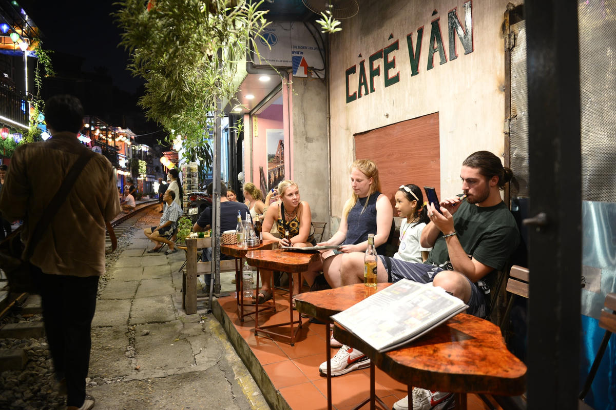 Những quán cafe bên đường tàu lúc nào cũng trong tình trạng kín chỗ. Theo như chia sẻ của một chủ quán cafe, từ khi phố đường tàu được cho hoạt động trở lại từ tháng 5 năm nay, người dân, khách du lịch cả trong nước lẫn ngoài nước đến đây rất đông.