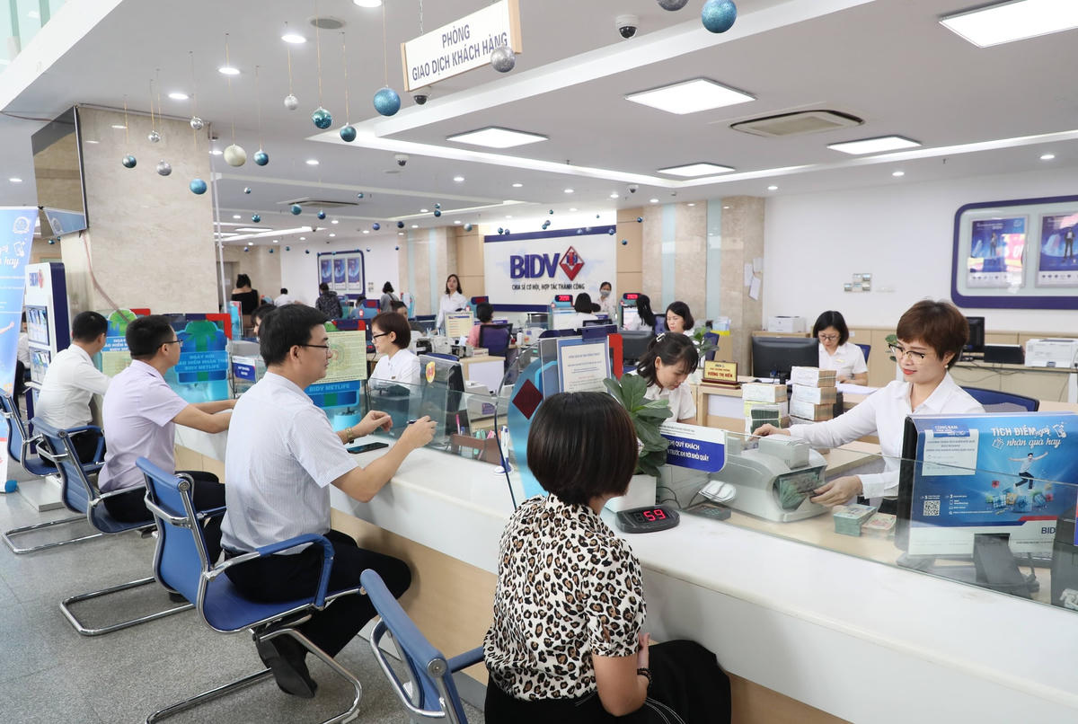 Các ngân hàng liên tục tăng mức lãi suất huy động. Ảnh: Quang Vinh.