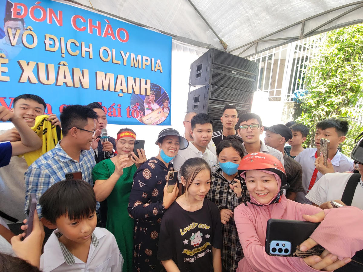 Người dân vỗ tay không ngớt vì một câu nói của quán quân Olympia 