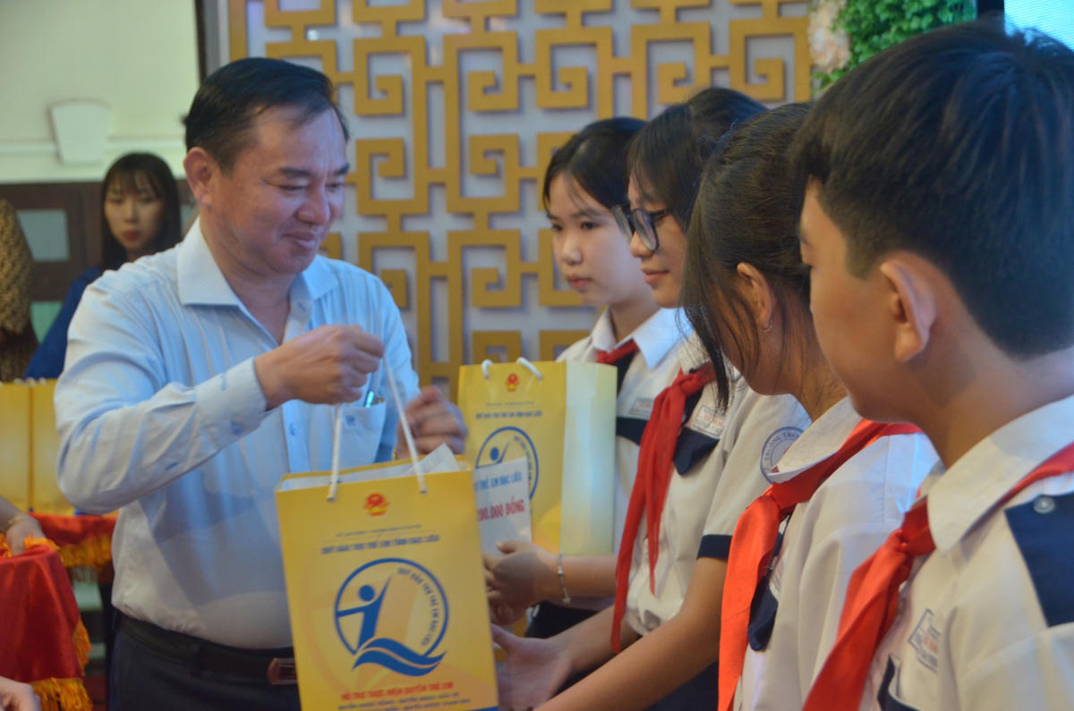 Phó Chủ tịch UBND tỉnh Bạc Liêu Phan Thanh Duy tặng quà trẻ em tại lễ phát động.
