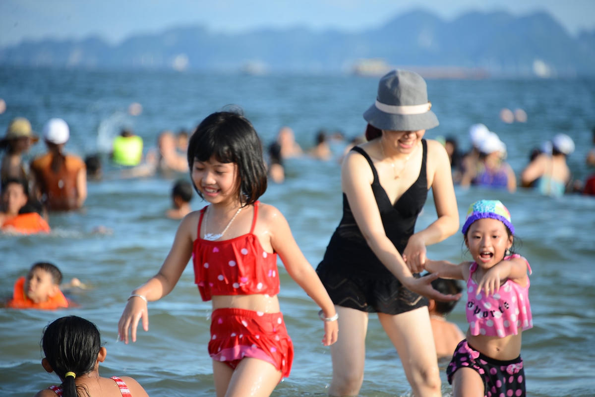 Dịp hè, các bãi biển đẹp ở Quảng Ninh đều đông nghẹt khách du lịch. Ảnh: Nguyễn Quý.
