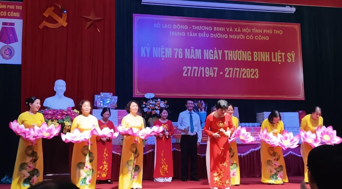 Những tiết mục văn nghệ mộc mạc của CBNV Trung tâm luôn là niềm động viên, an ủi lớn nhất dành cho các thương bệnh binh.