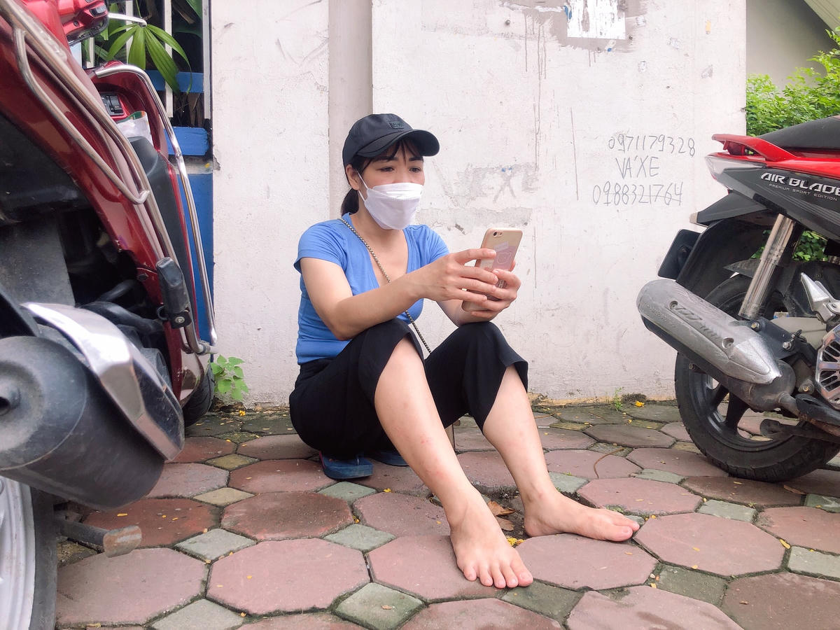 Chị Hà (42 tuổi, phường Mễ Trì) chia sẻ: "Con tôi có nguyện vọng vào Trường Đại học Thương mại. Hai ngày trước cháu làm bài cũng khá tốt. Hi vọng môn thi cuối này sẽ đạt được điểm cao".
