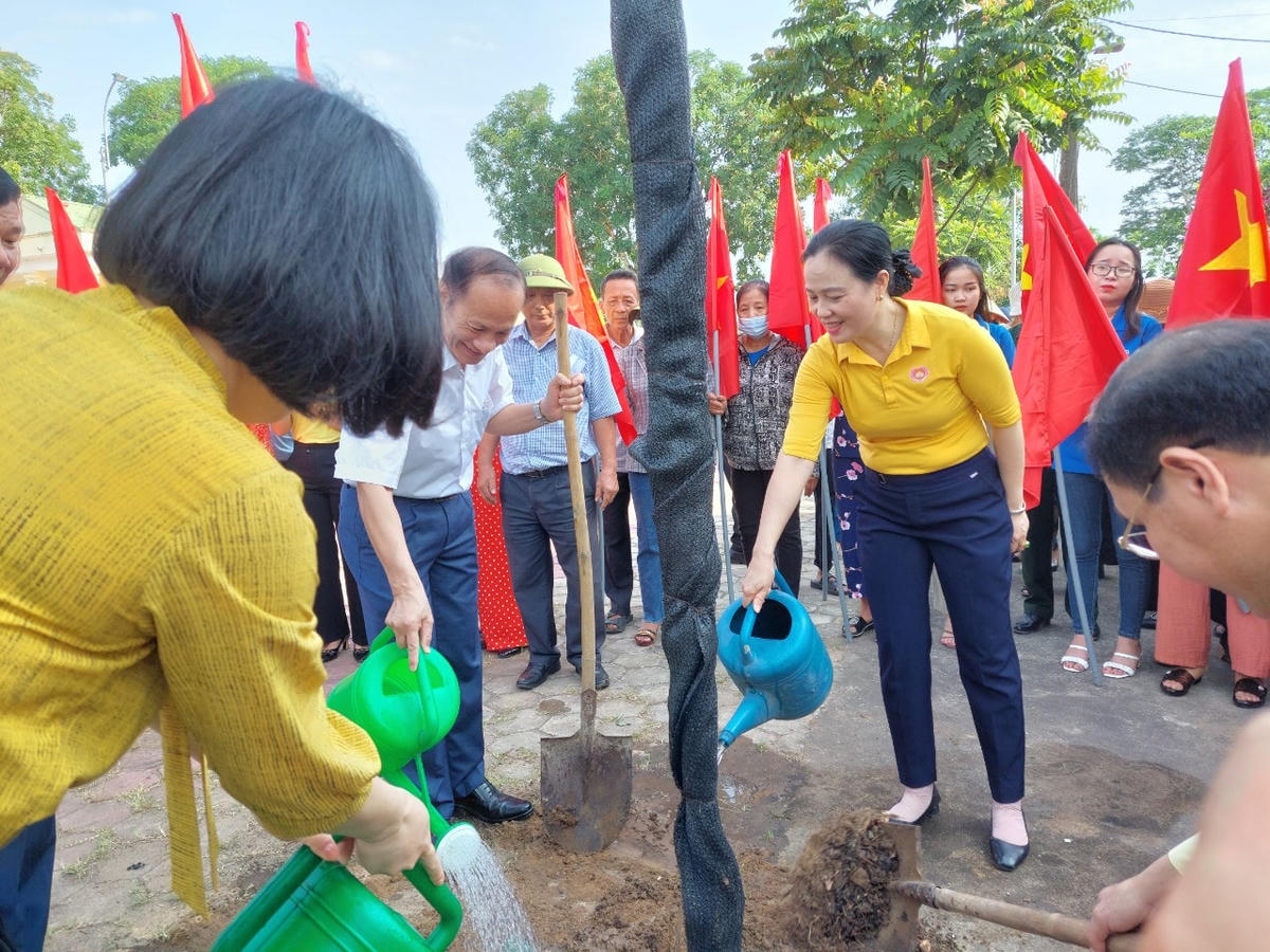 Lãnh đạo Ban Dân vận, MTTQ tỉnh, thị xã Cửa Lò trồng cây lưu niệm. 