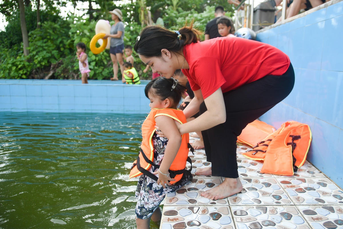 Dân ngoại thành Hà Nội chi 1,3 tỷ đồng 'biến' ao làng thành bể bơi miễn phí