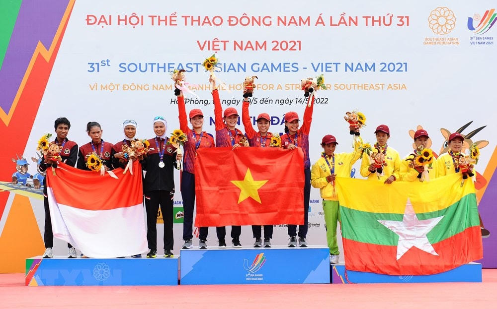 Rowing Việt Nam vượt qua Indonesia để nhất toàn đoàn. (Ảnh: TTXVN).