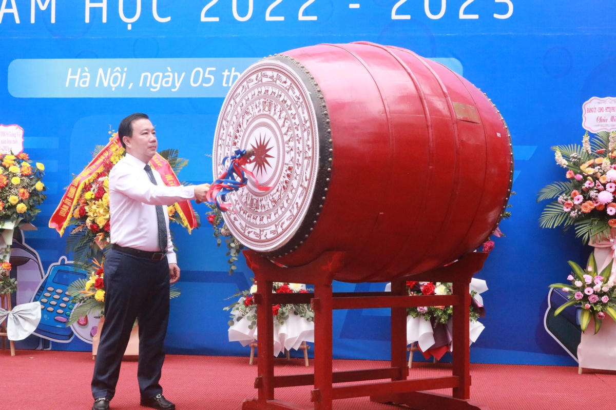 Phó Chủ tịch UBND TP Hà Nội Chử Xuân Dũng đánh trống khai giảng năm học 2022-2023.
