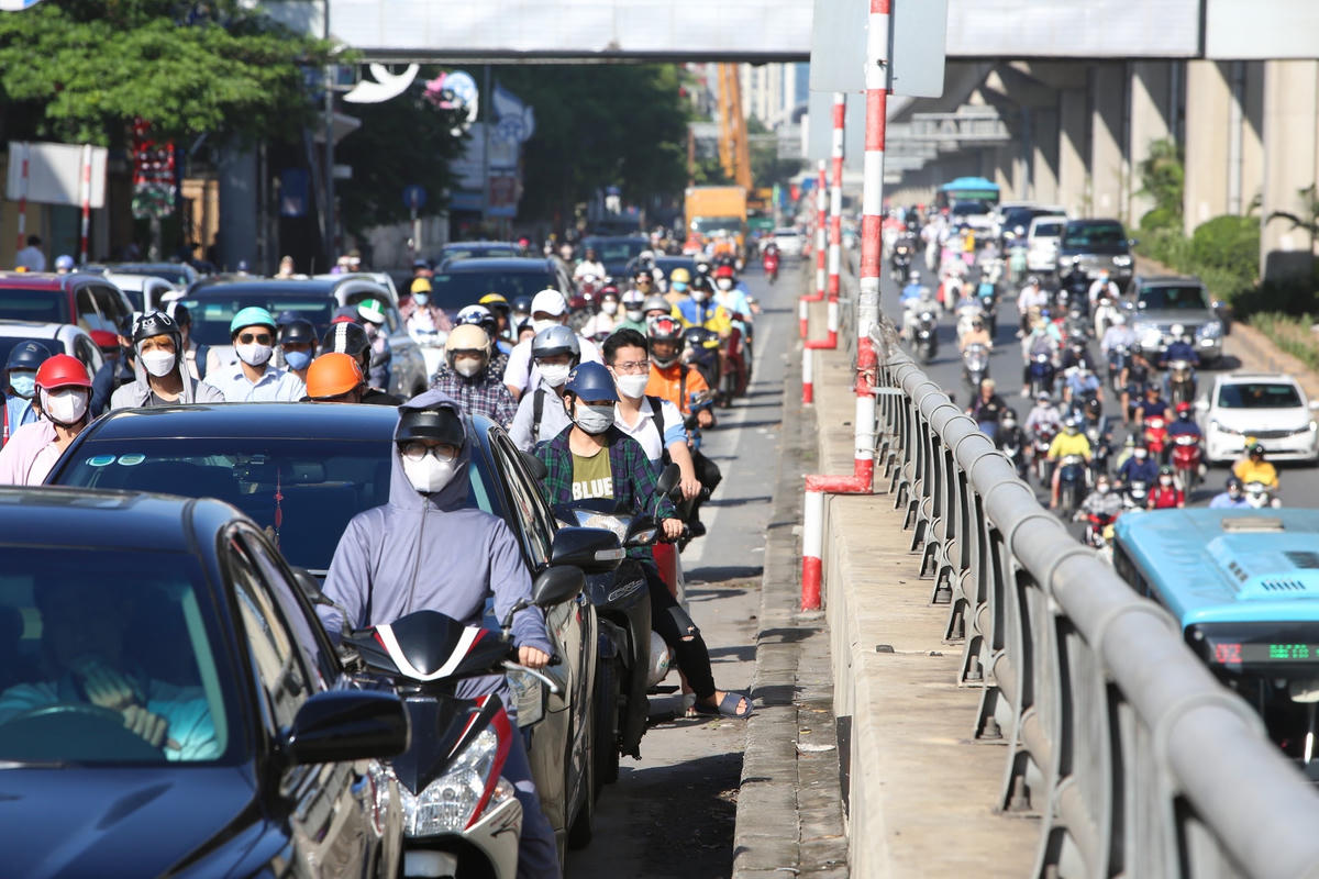 Thay vì đi đúng theo chỉ dẫn, nhiều phương tiện đi ngược chiều qua ngã tư Nguyễn Trãi - Khuất Duy Tiến.