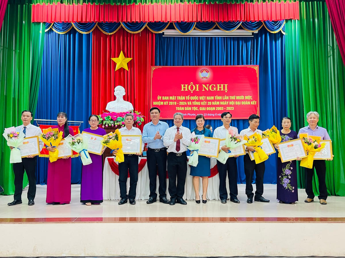 Ông Đỗ Đại Đồng, Phó Chủ tịch Ủy ban MTTQ Việt Nam tỉnh Bình Phước trao bằng khen của MTTQVN tỉnh cho các tập thể, cá nhân có thành tích xuất sắc, tiêu biểu trong tổ chức Ngày hội "Đại đoàn kết toàn dân tộc" ở khu dân cư giai đoạn 2003 – 2023. 
