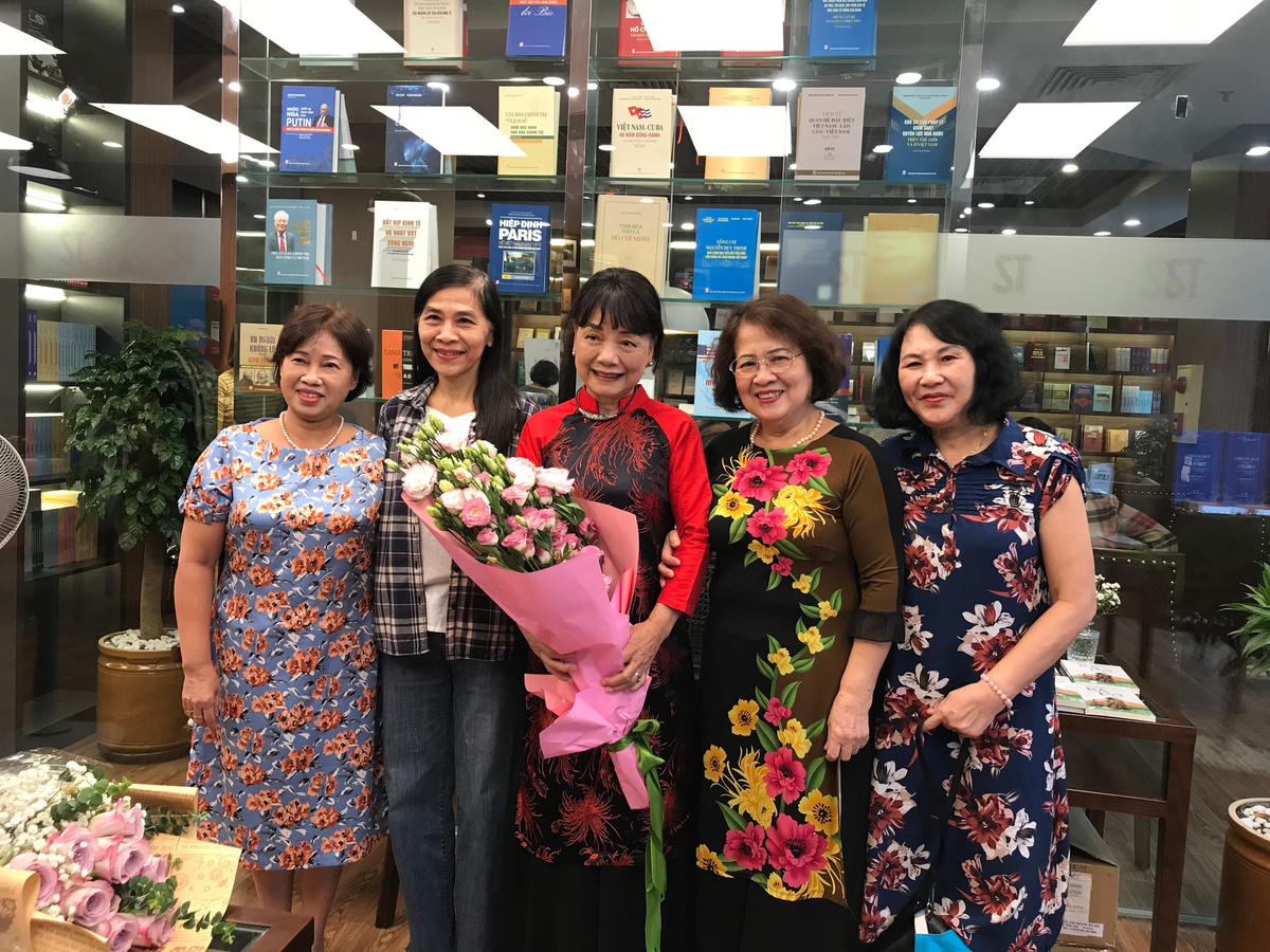 Bạn bè, đồng nghiệp chúc mừng PGS.TS Đào Tuấn Ảnh trong ngày ra mắt “Bà Đỡ”. Ảnh: Thư Hoàng.  