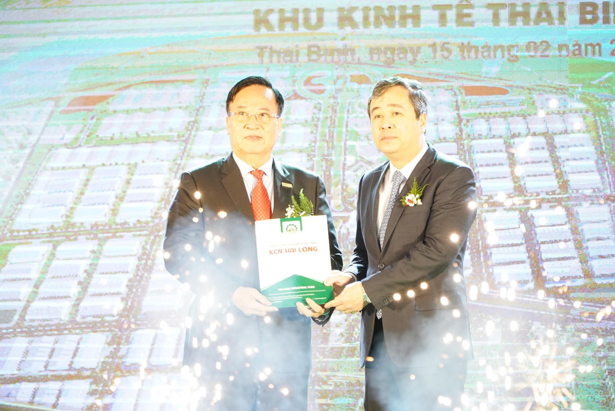 Bí thư Tỉnh ủy Thái Bình Ngô Đông Hải (phải) trao quyết định chủ trương đầu tư dự án của Thủ tướng Chính phủ tới đại diện nhà đầu tư.