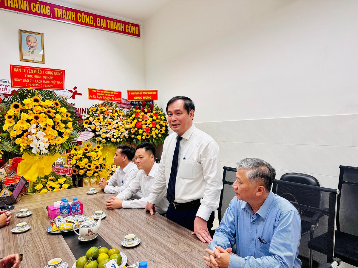 Ông Phan Xuân Thủy, Phó Trưởng ban Tuyên giáo Trung ương đại diện đoàn công tác của Ban Tuyên giáo Trung ương gửi lời chúc mừng 21/6 đến tập thể cán bộ, phóng viên, nhân viên báo Đại Đoàn Kết.
