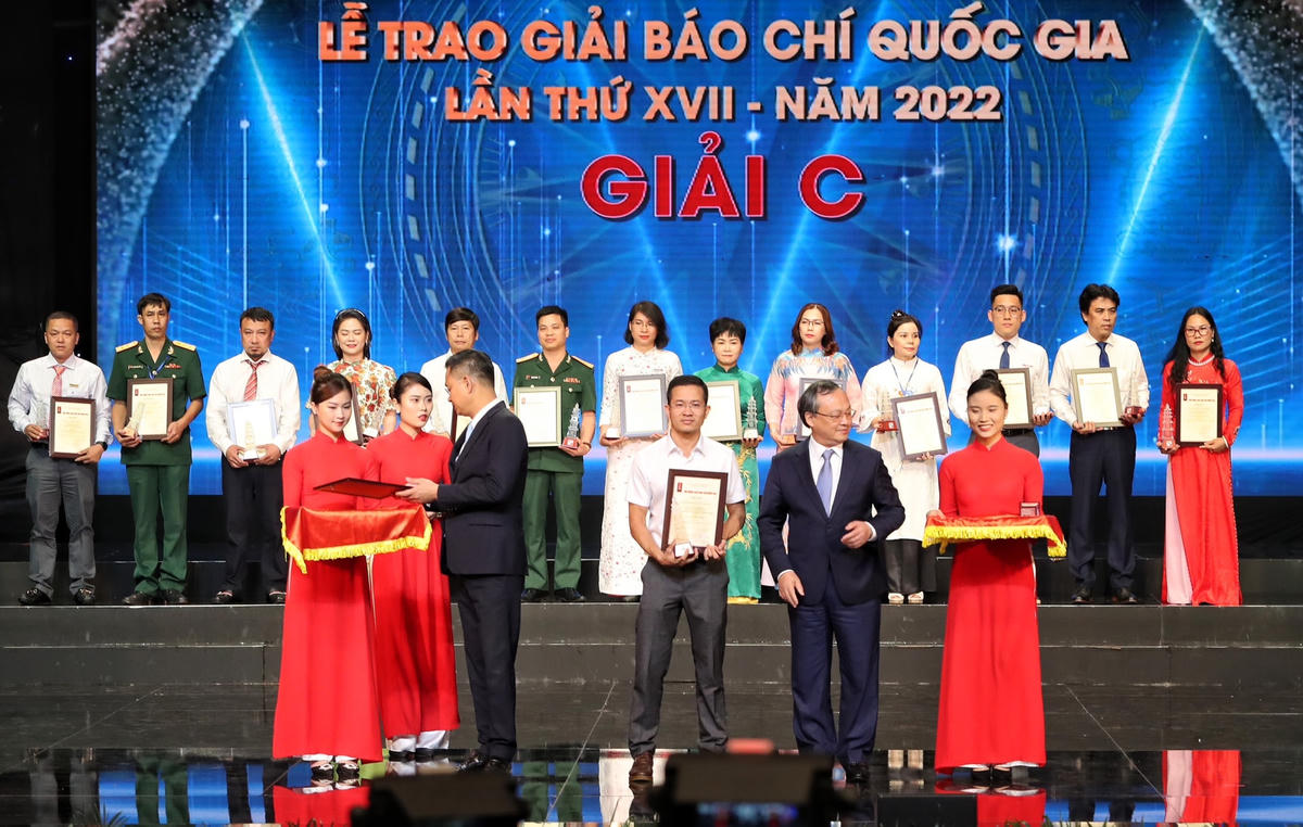 ... và 46 giải C...